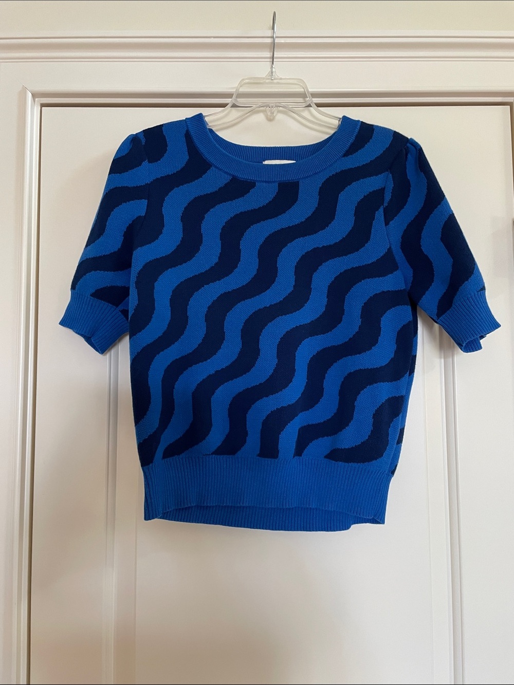 Women’s Blue Wave Pattern Short-Sleeve Knit Top